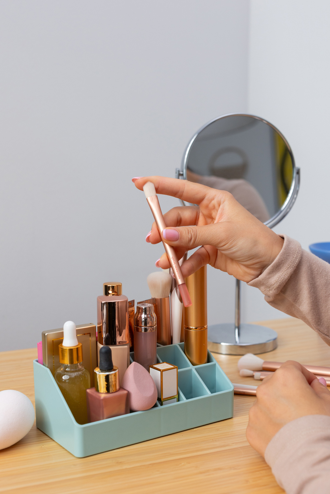 Person's Hand Holding a Makeup Brush